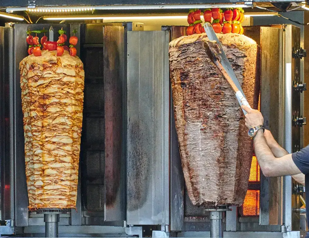 różne rodzaje mięsa na kebab na ruszcie