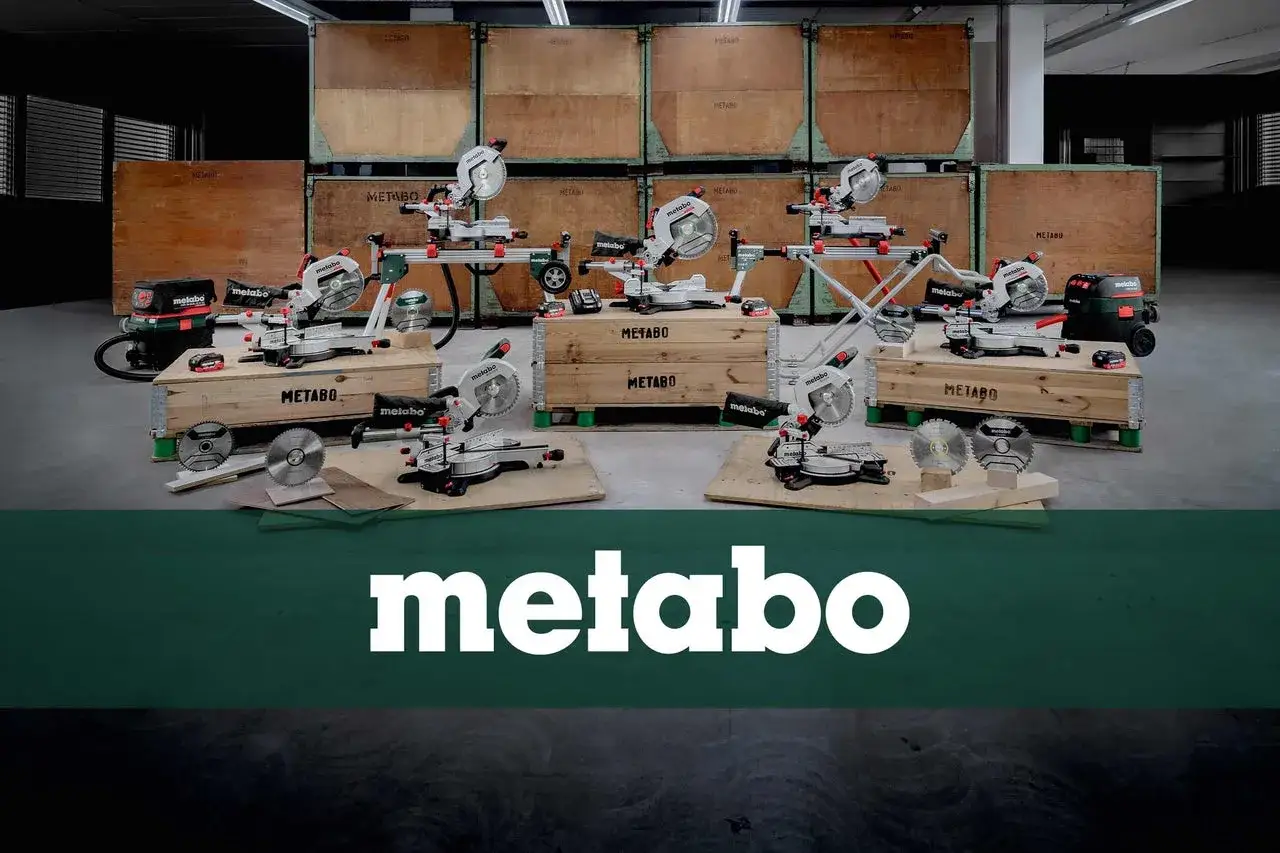 Une collection d'outils de coupe Metabo, dont des scies à onglet et un aspirateur, présentés sur des caisses en bois. L'origine Metabo, synonyme de qualité.