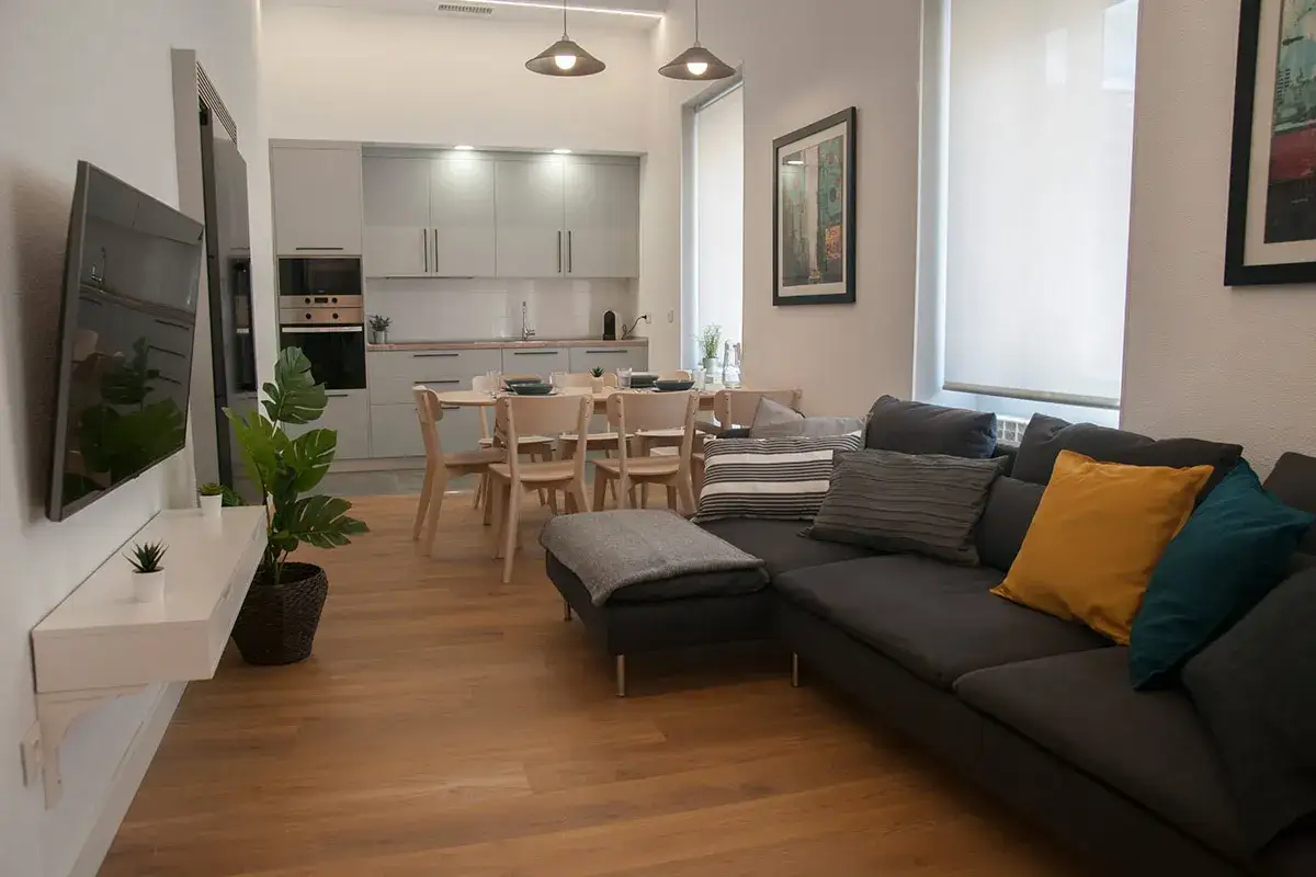 Modernos cuartos para estudiantes con cocina integrada, comedor y sala de estar.