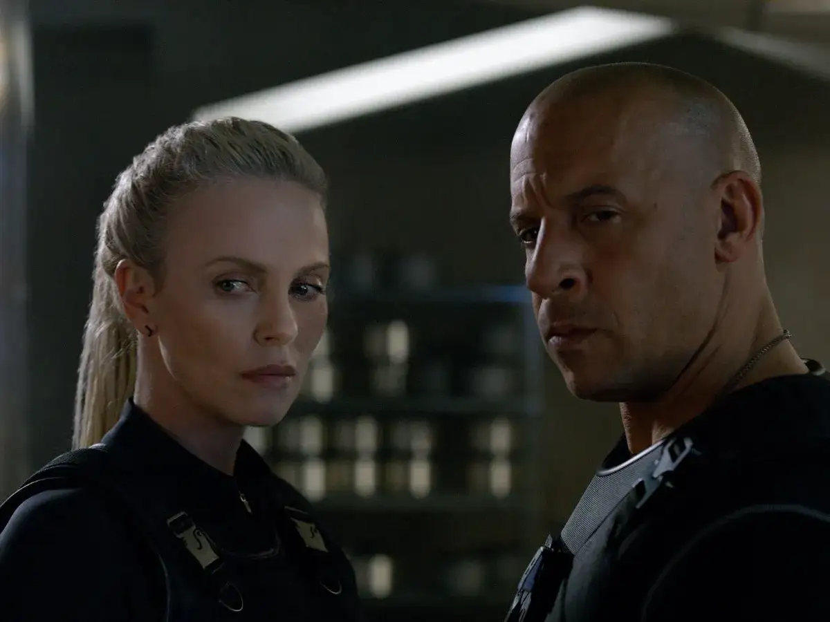 Charlize Theron und Vin Diesel im intensiven Blickkontakt. Die **Besetzung von Fast & Furious 8** zeigt hier eine spannende Konfrontation.