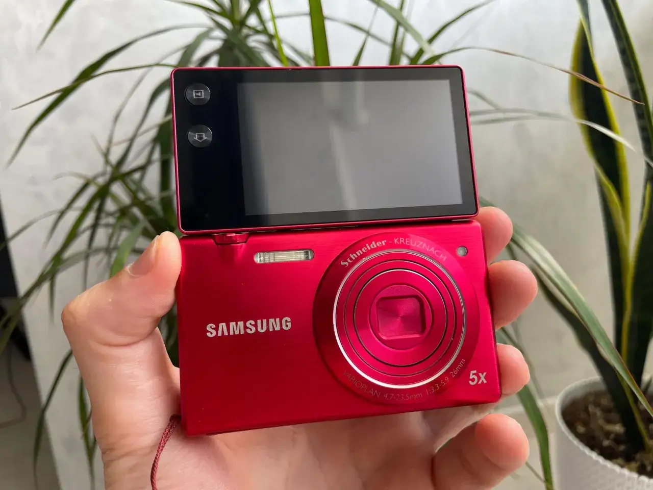 Czerwony aparat Samsung MV800 z obracanym ekranem, gotowy do uchwycenia wspomnień.
