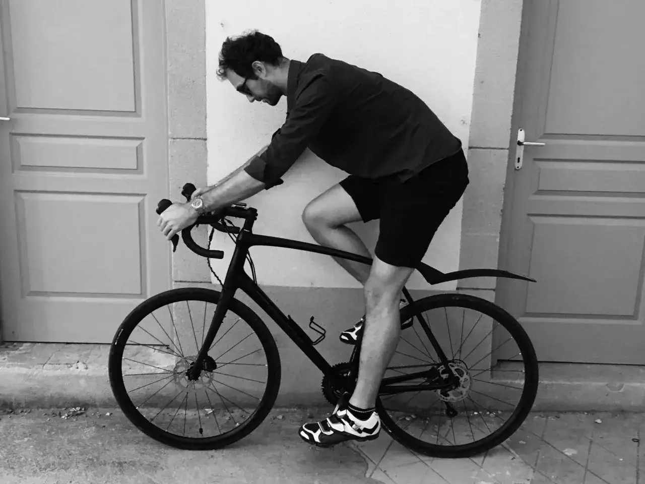 Uomo in bicicletta, con postura che potrebbe aggravare il mal di schiena lombare.