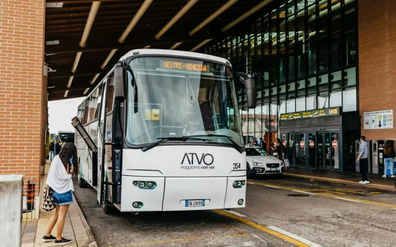 Autobus ATVO express in partenza per Mestre-Venezia. Una ragazza si prepara a salire.
