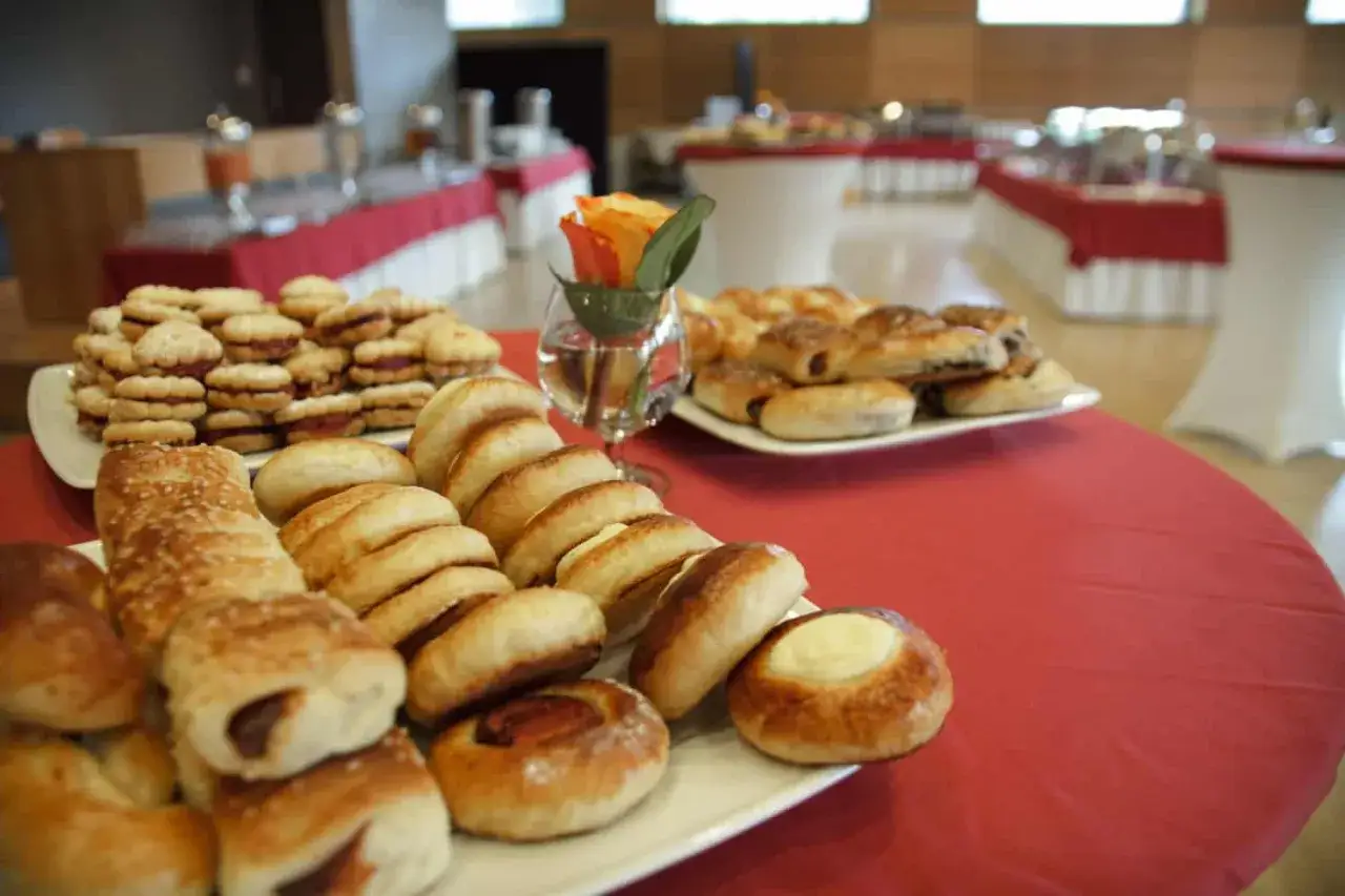 Pyszne ciastka i bułeczki na stole, idealne na catering przerwa kawowa.