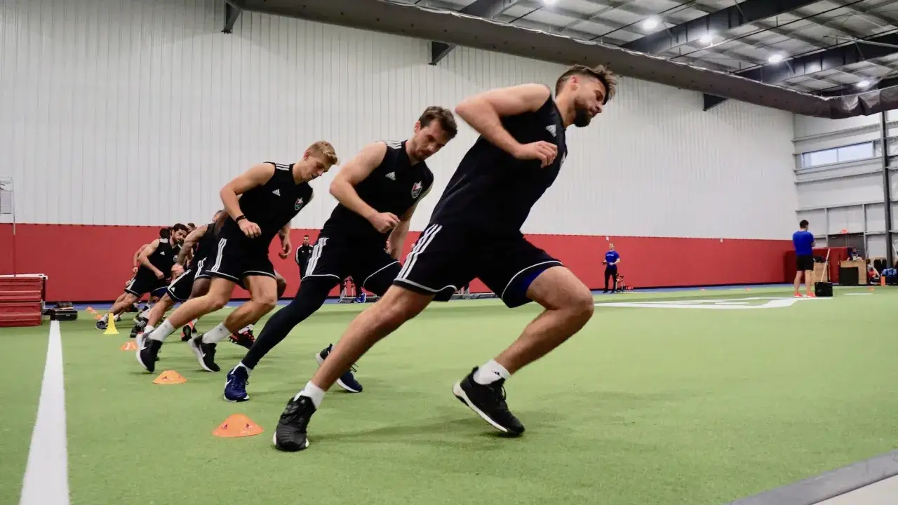 Sportler trainieren in einer Halle mit Kegeln f&uuml;r anaerobes Training.
