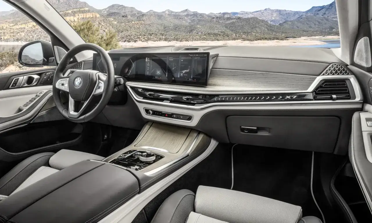 Wnętrze BMW X7 z nowoczesnym panelem i ekranem. Zastanawiasz się nad bmw x7 cena?