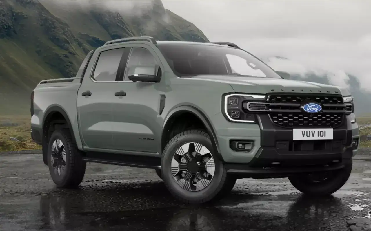 Nowy Ford Ranger Platinum w zielonym kolorze, jeden z wielu modeli Forda, gotowy na przygodę w górskim krajobrazie.