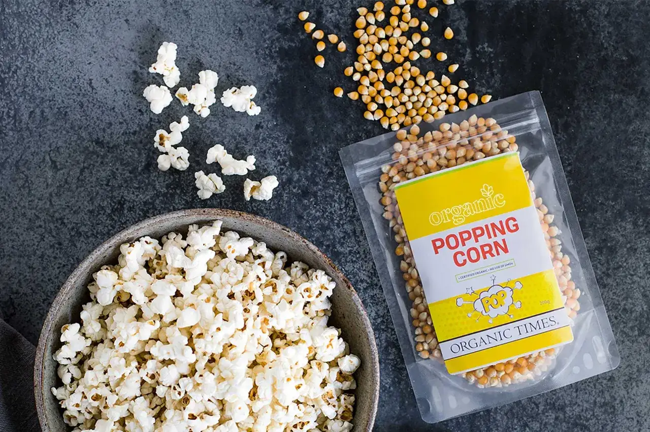 Misternie przygotowany popcorn w misce i paczka ziaren kukurydzy do prażenia. Czy kukurydza jest zdrowa? Tak, zwłaszcza w tej naturalnej formie!