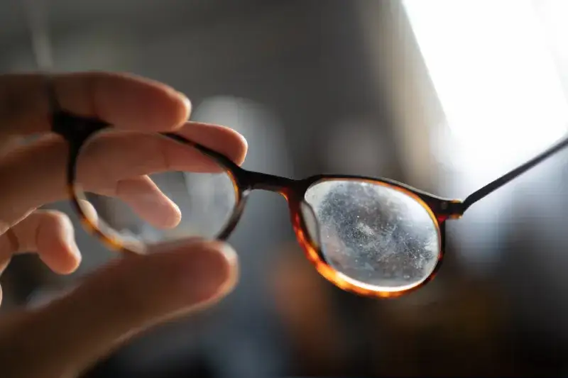 porysowane okulary