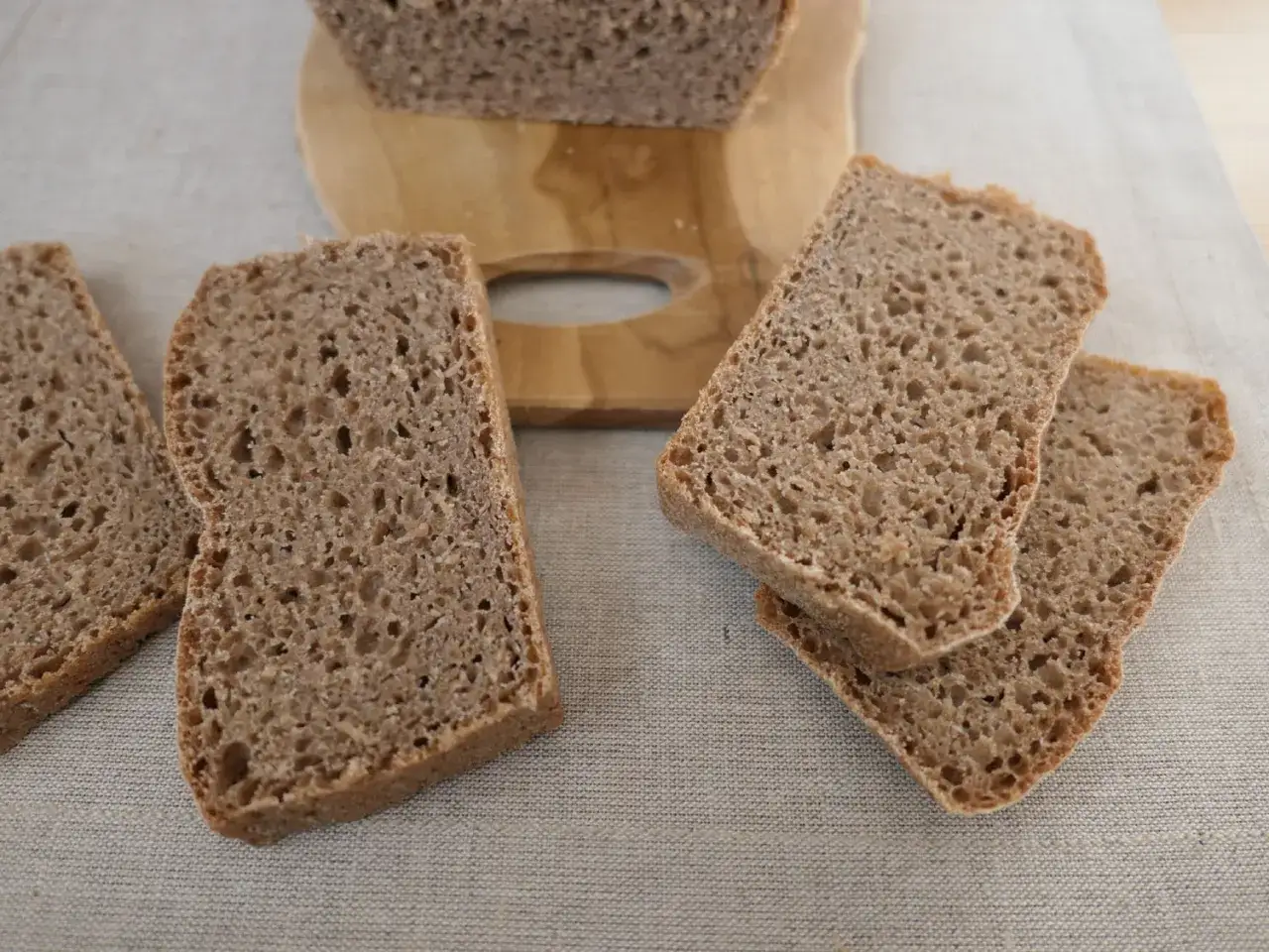 Plasterki ciemnego chleba, idealne jako jaki chleb przy refluksie. Miękki, lekko wilgotny, z widocznymi pęcherzykami powietrza.