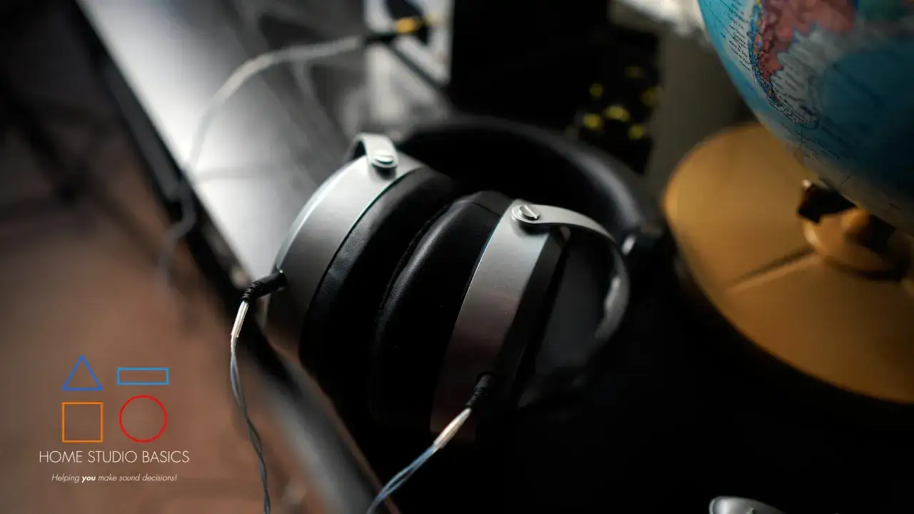 Nahaufnahme der Hifiman HE400SE Kopfh&ouml;rer, bereit f&uuml;r einen Test. Ein Globus im Hintergrund deutet auf globale Klangwelten hin.