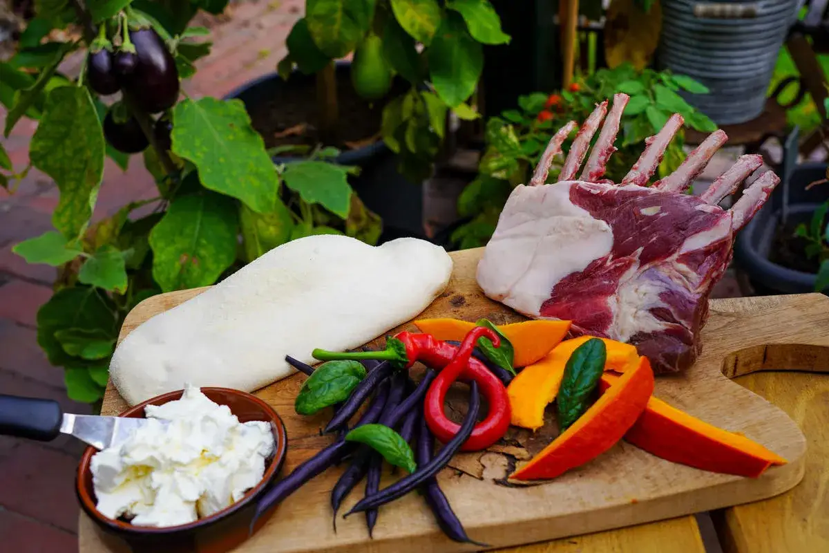 Rohes Lammkarree mit Gem&uuml;se und Brot. Ist Wildfleisch gesund? Ja, oft ist es magerer und n&auml;hrstoffreicher.