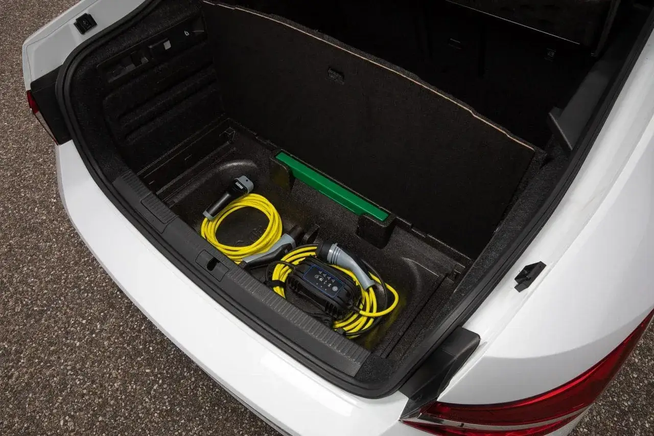 Bagażnik Skoda Superb 4 z kablem do ładowania i ładowarką.
