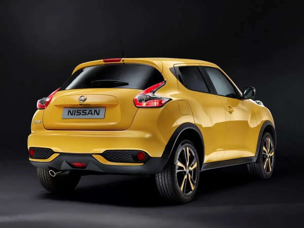 Żółty Nissan Juke 1.5 dCi z tyłu. Opinie o tym modelu są różne, ale jego wygląd przyciąga uwagę.