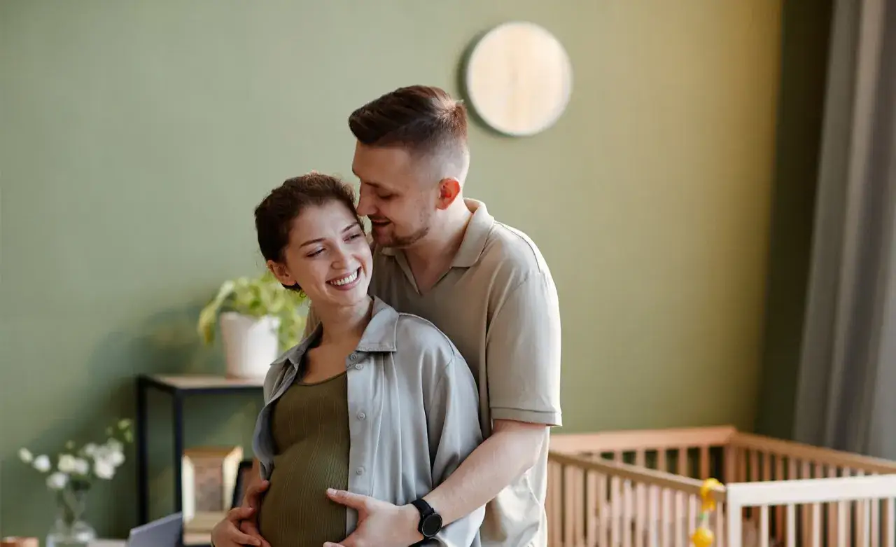 Mężczyzna z bólem brzucha lub mdłościami