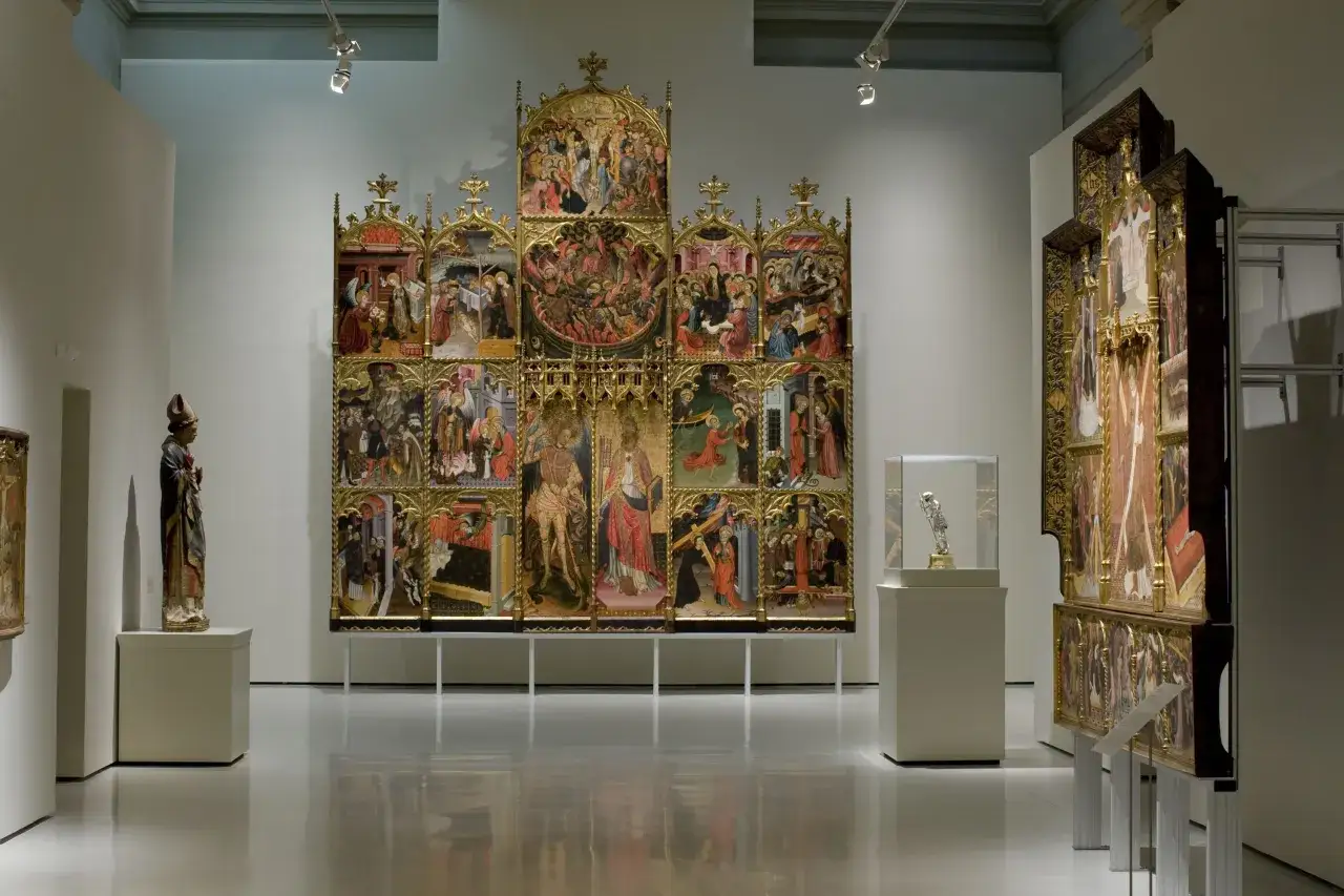 Retablo gótico con múltiples escenas religiosas, detalladas y doradas, que ilustran las características de la pintura gótica.