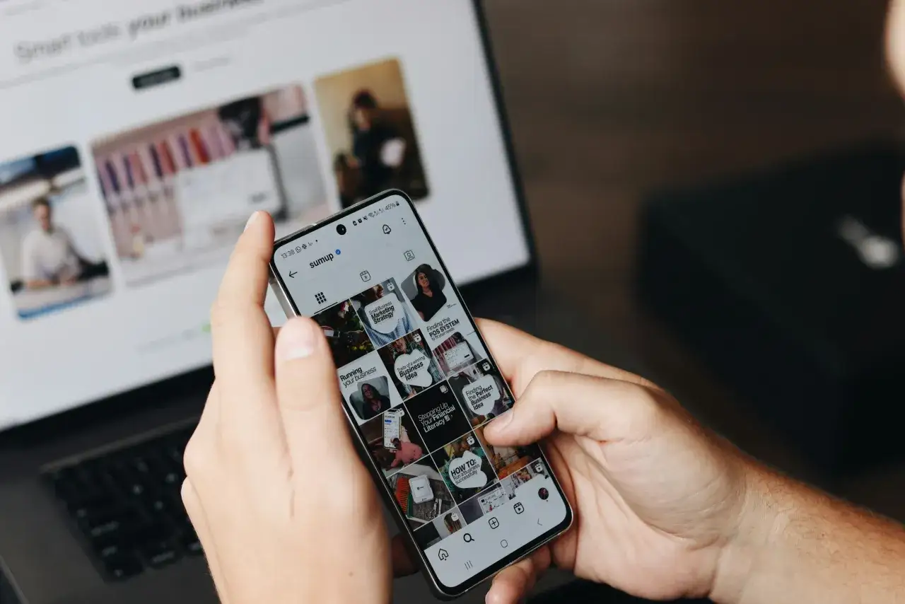 Hände halten ein Smartphone mit einem Instagram-Feed, der Tipps für Unternehmen zeigt. Das ist, was Social Media heute oft ist: eine Quelle für Wissen und Inspiration.