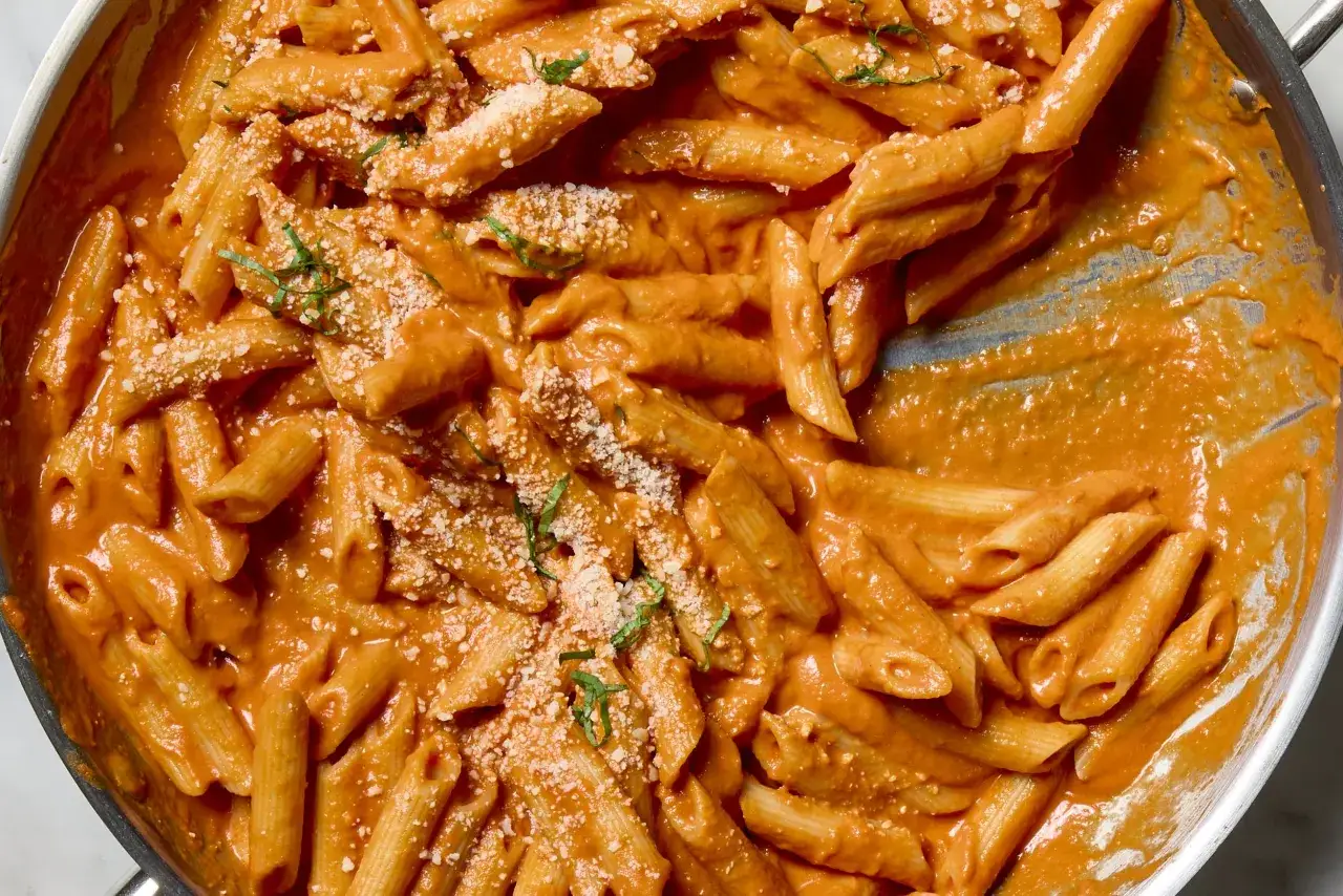 Kr&auml;mig penne med en h&auml;rlig tomats&aring;s, perfekt f&ouml;r ett snabbt och gott vodka pasta recept. Toppad med parmesan och basilika.