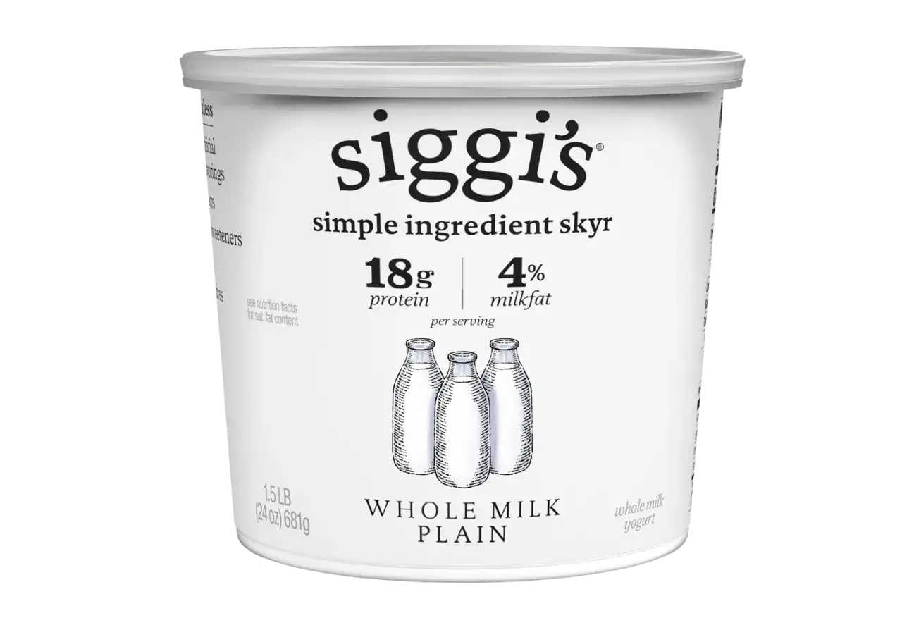 Pojemnik z jogurtem Siggi's. To skyr, gęsty jogurt islandzki, bogaty w białko (18g) i tłuszcz mleczny (4%).