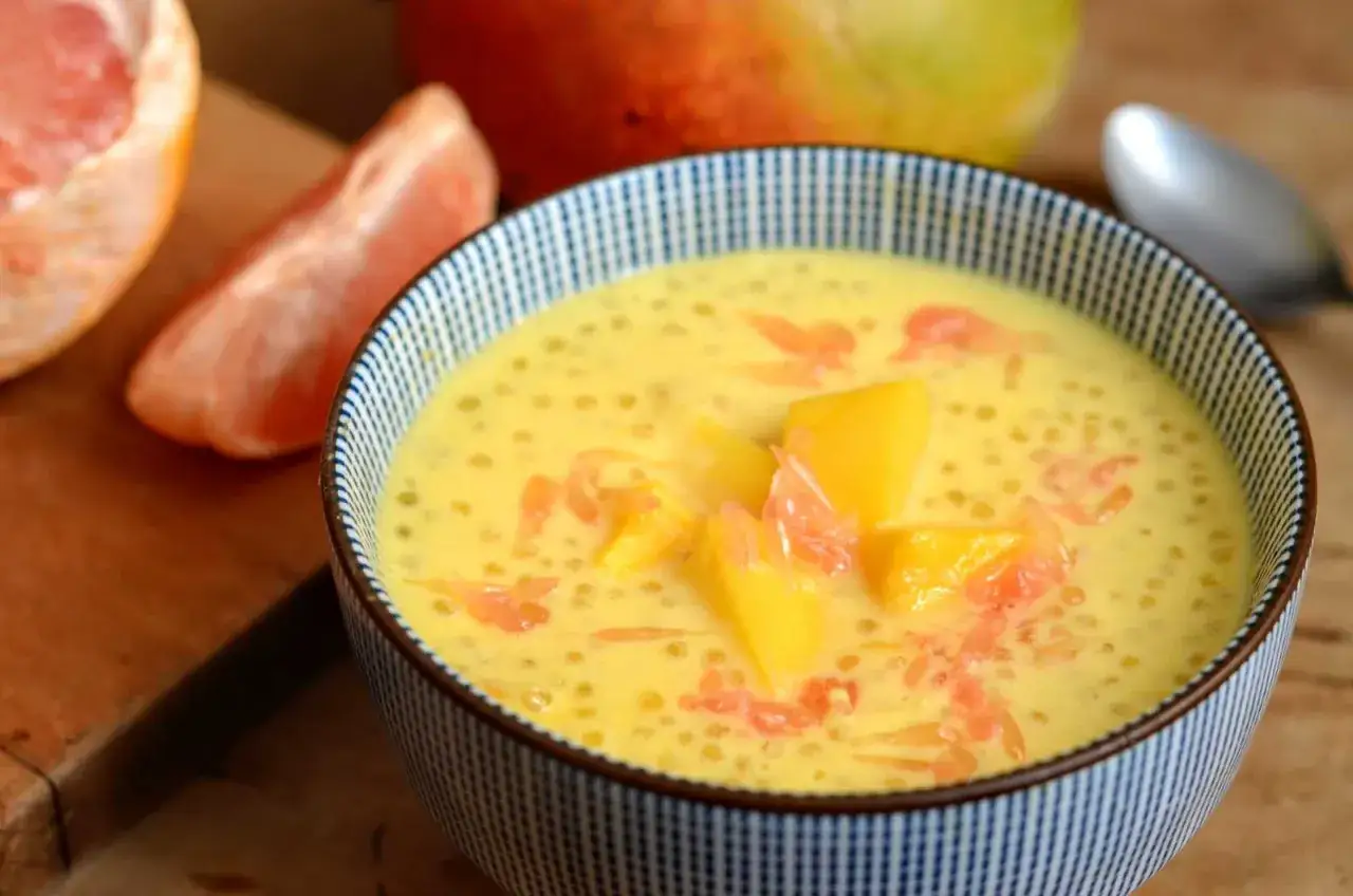 Un bol de tapioca au lait de coco, garni de dés de mangue et de pamplemousse rose. Un délice tropical.