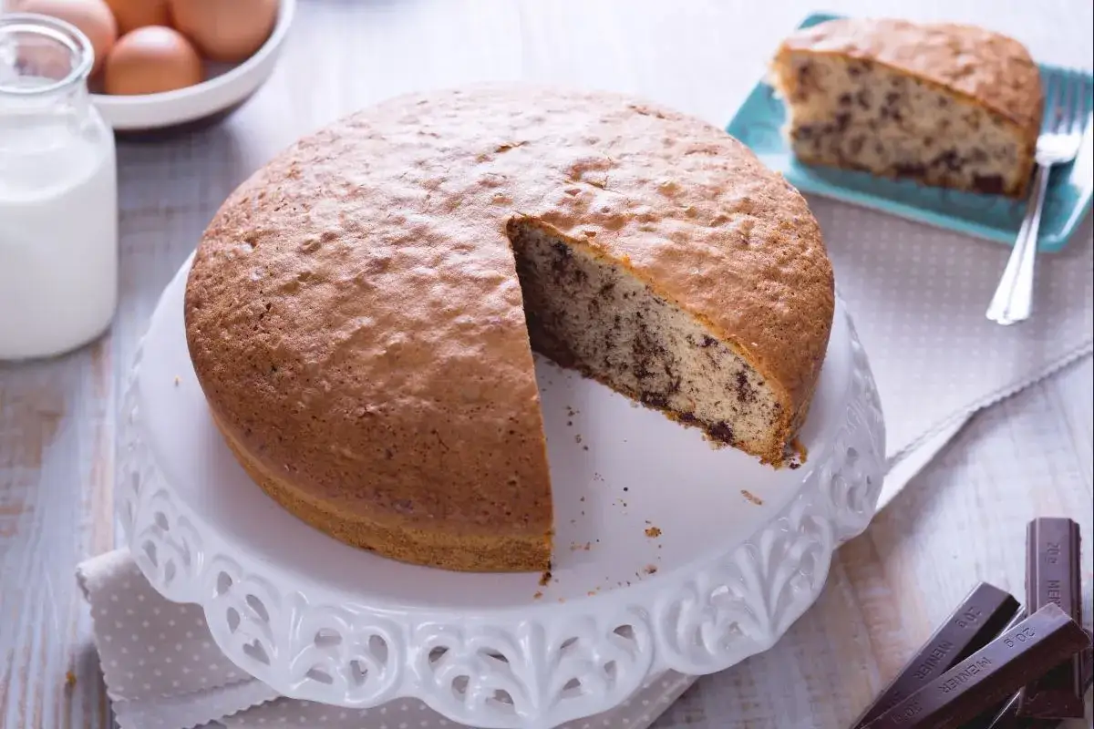 Ein k&ouml;stlicher Stracciatella Kuchen mit Schokoladenst&uuml;ckchen, bereit zum Genie&szlig;en.