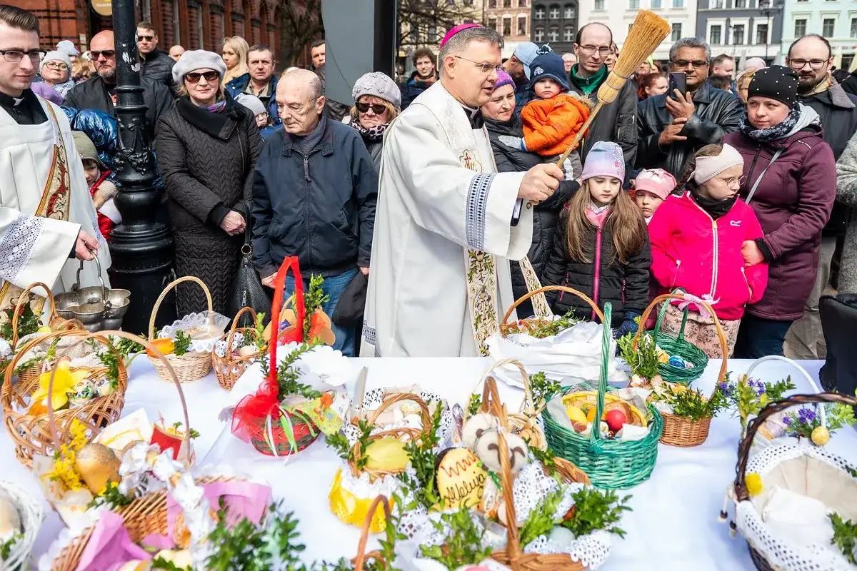 Biskup święci koszyczki wielkanocne. W Wielką Sobotę tradycyjnie nie jemy mięsa, ale święcimy pokarmy.