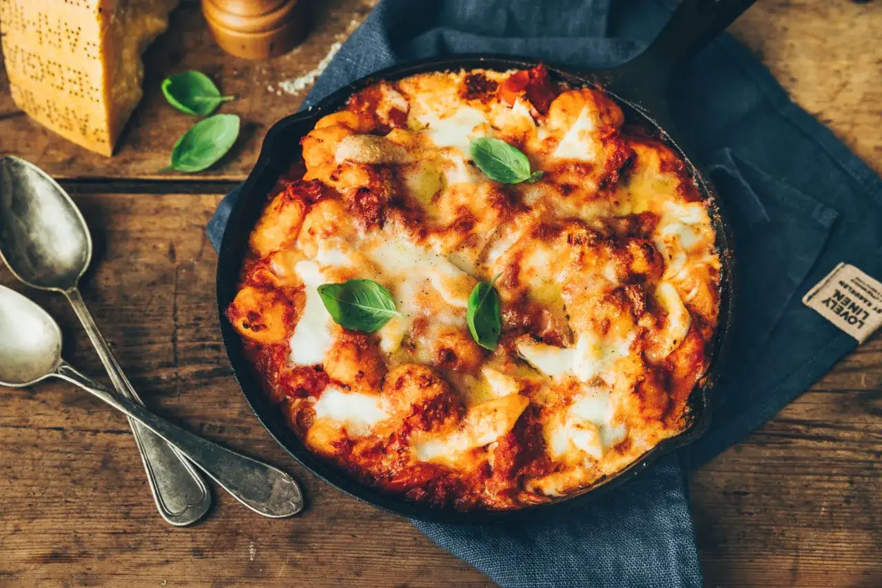 Gnocchis tomate mozza gratin&eacute;s, servis dans une po&ecirc;le en fonte, avec du basilic frais et du parmesan. Un d&eacute;lice r&eacute;confortant.