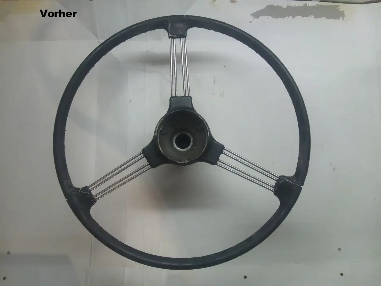 Altes Lenkrad aus Bakelit, bereit für die Reparatur. Die Speichen sind aus Metall.