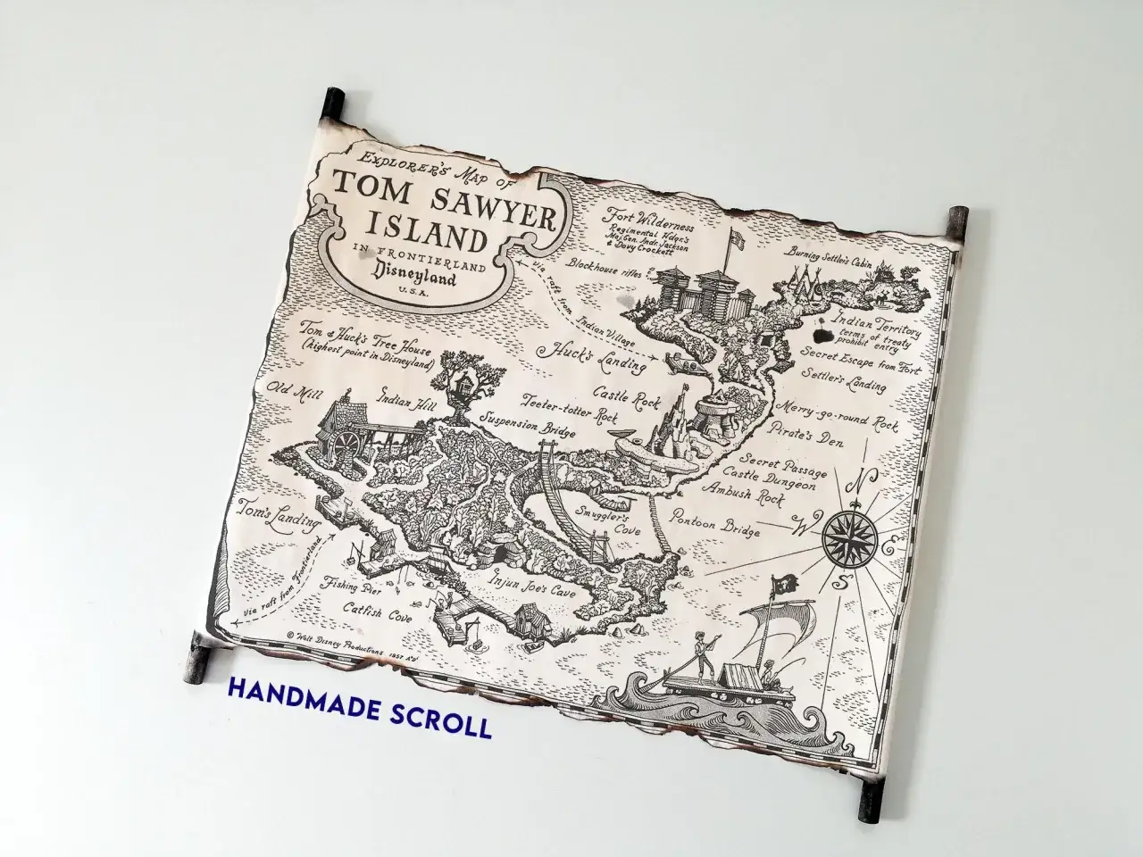 Mapa Wyspy Toma Sawyera z Disneylandu, jakby z przygód Tomka Sawyera streszczenie. Widoczne Fort Wilderness, Chata Hucka, Jaskinia Injun Joe.