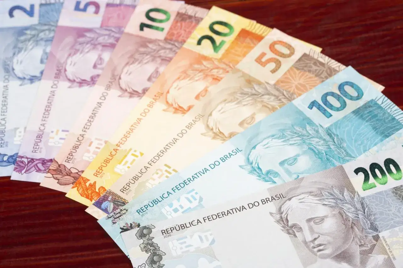 Różne nominały brazylijskiej waluty, real, ułożone wachlarzowo: 2, 5, 10, 20, 50, 100 i 200.