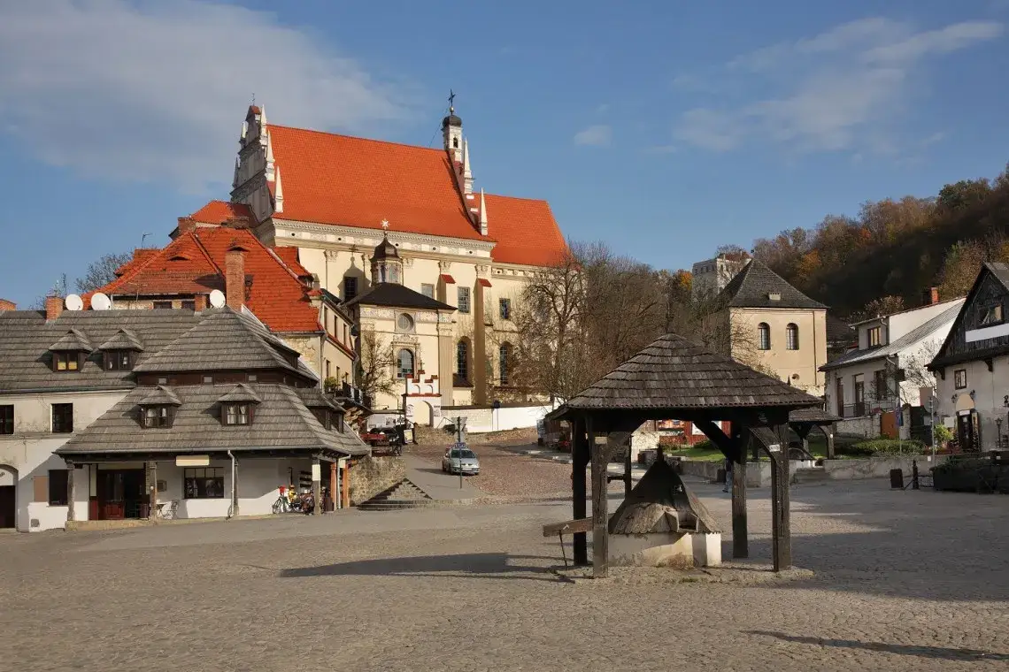 Rynek Kazimierz Dolny kamienice Przybyłów studnia