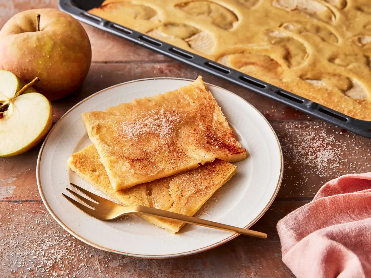 Leckerer Ofenpfannkuchen mit Äpfeln, bestreut mit Zucker und Zimt. Ein einfaches Ofenpfannkuchen Rezept für Genießer.