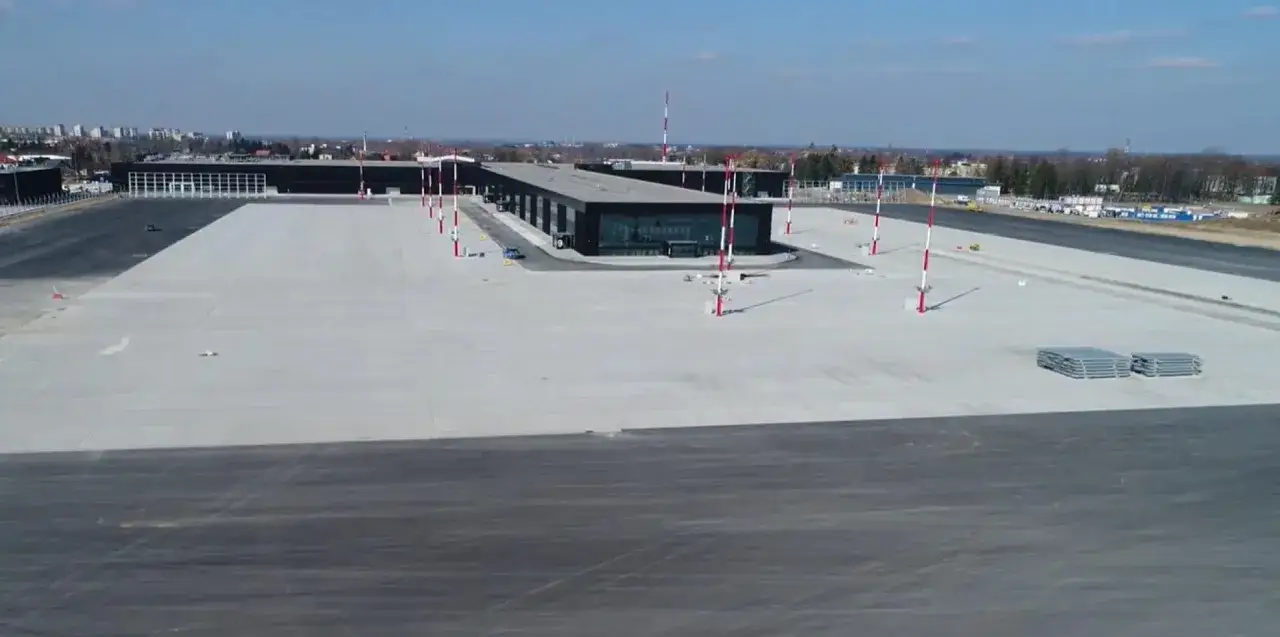 Lotnisko Warszawa-Radom terminal i płyta postojowa