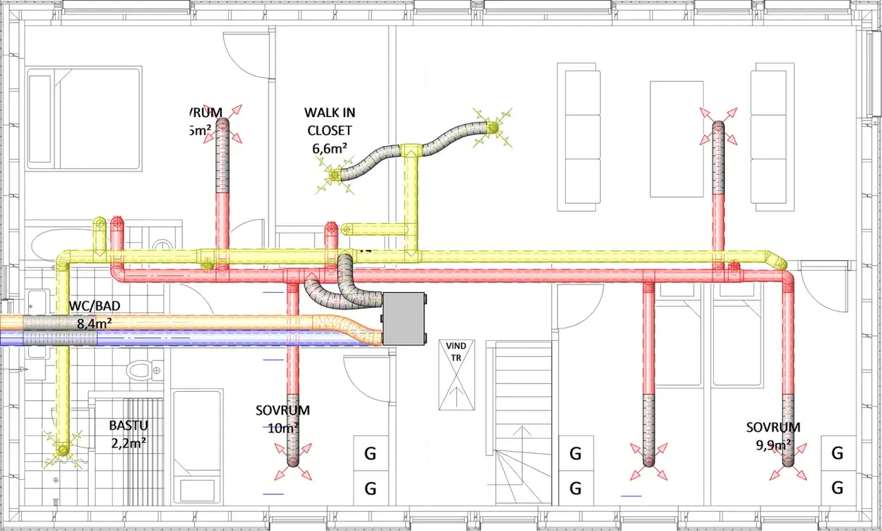 Ritning över ett ventilationssystem i ett hus, med rördragningar för värme och kyla till olika rum som sovrum och badrum.