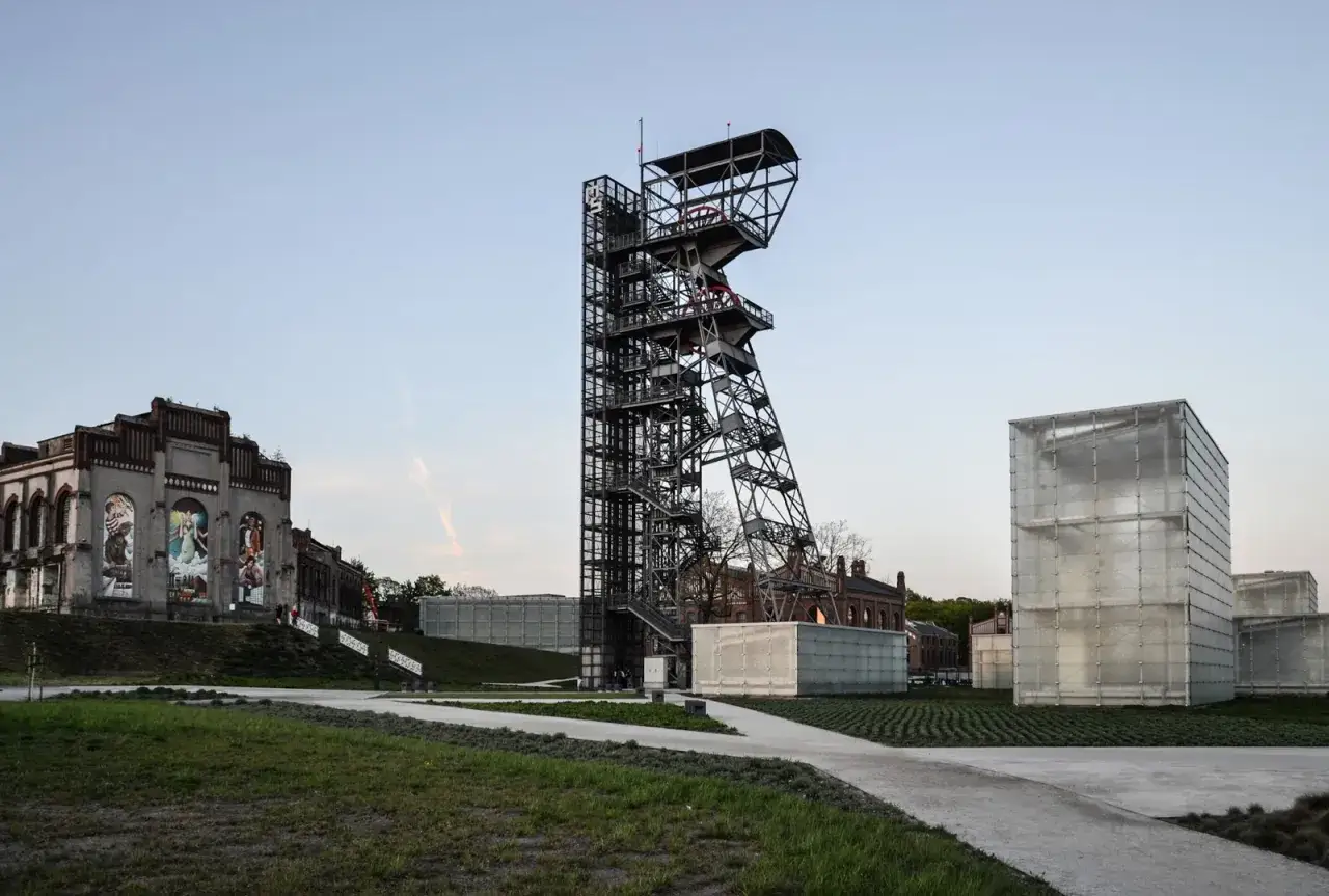 Wieża szybu kopalnianego i budynki z muralami to ciekawe miejsca, kt&oacute;re warto zobaczyć na Śląsku.
