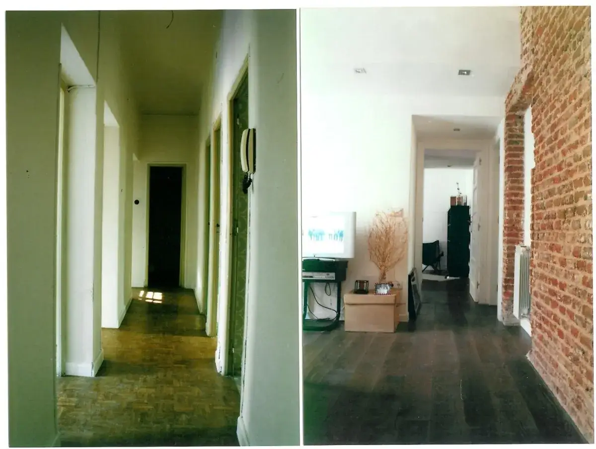 Pasillo antes y despu&eacute;s. El antes muestra un pasillo con suelo de parquet y paredes blancas. El despu&eacute;s, un pasillo moderno con pared de ladrillo visto y suelo de madera oscura. Clikalia opiniones sobre la reforma.