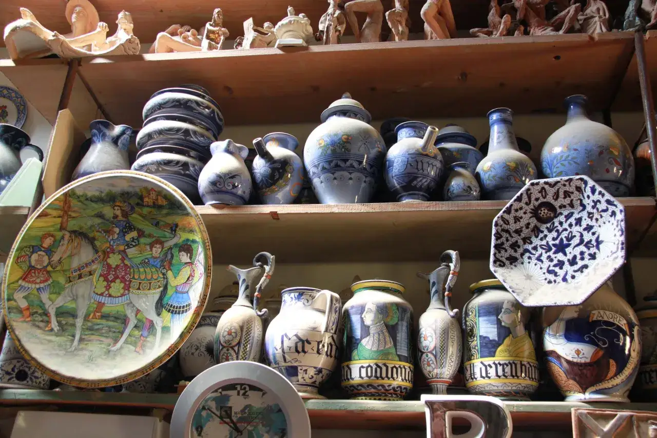 Ceramiche artistiche a Faenza: vasi decorati, piatti dipinti con scene storiche e sculture in terracotta. Un'esplosione di arte e tradizione da scoprire.