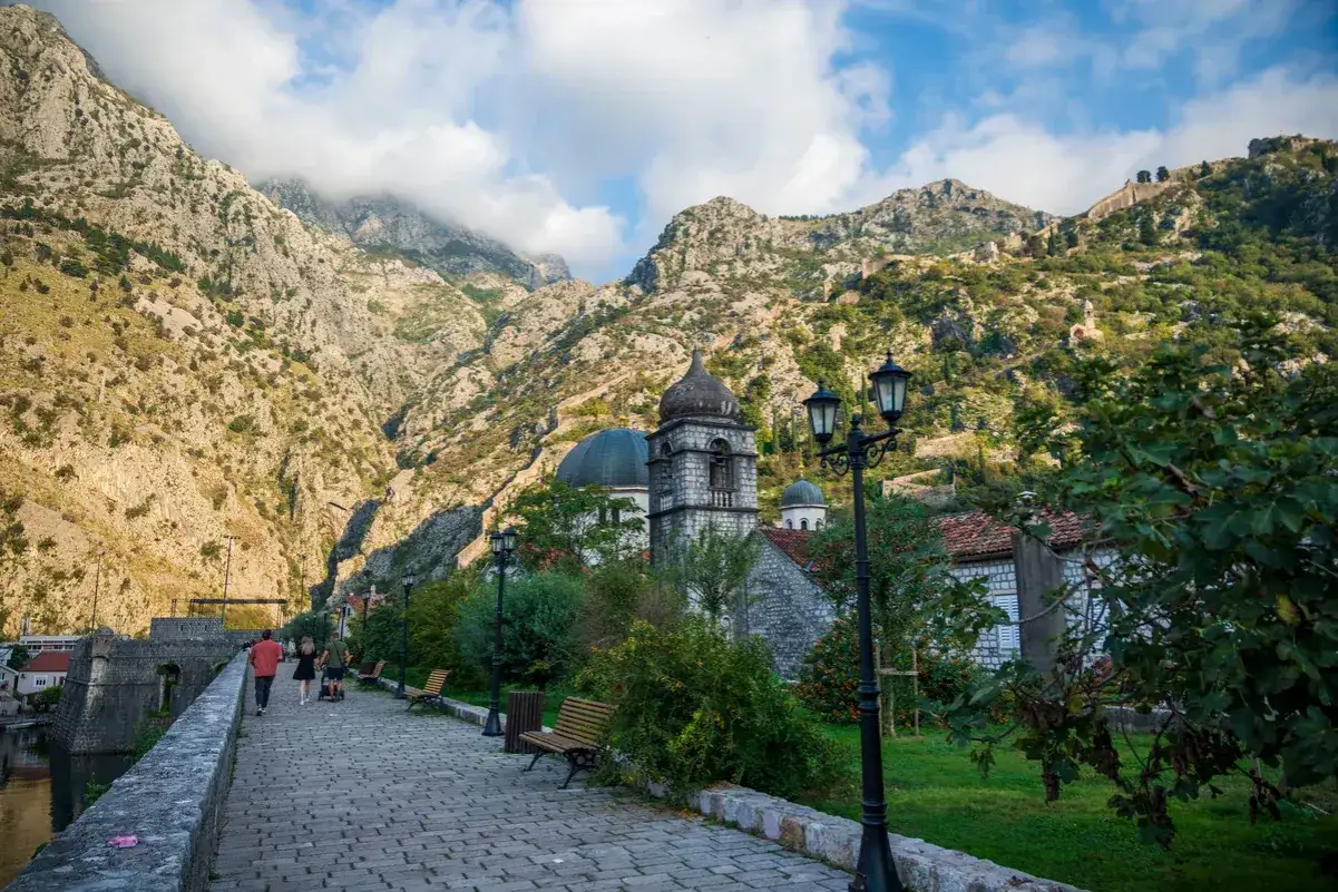 Spacerkiem po Kotorze, podziwiając majestatyczne góry i zabytkową architekturę. To piękne kotor atrakcje.