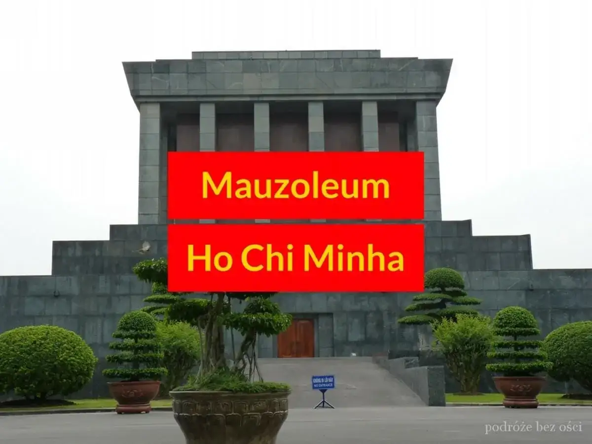 Mauzoleum Ho Chi Minha w Hanoi, monumentalna budowla z kamienia, otoczona starannie przyciętymi drzewkami bonsai.