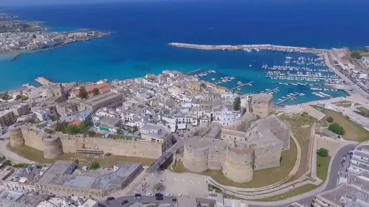 Vista aerea di Otranto: il castello, il borgo bianco e il porto con le acque azzurre. Ecco cosa vedere!