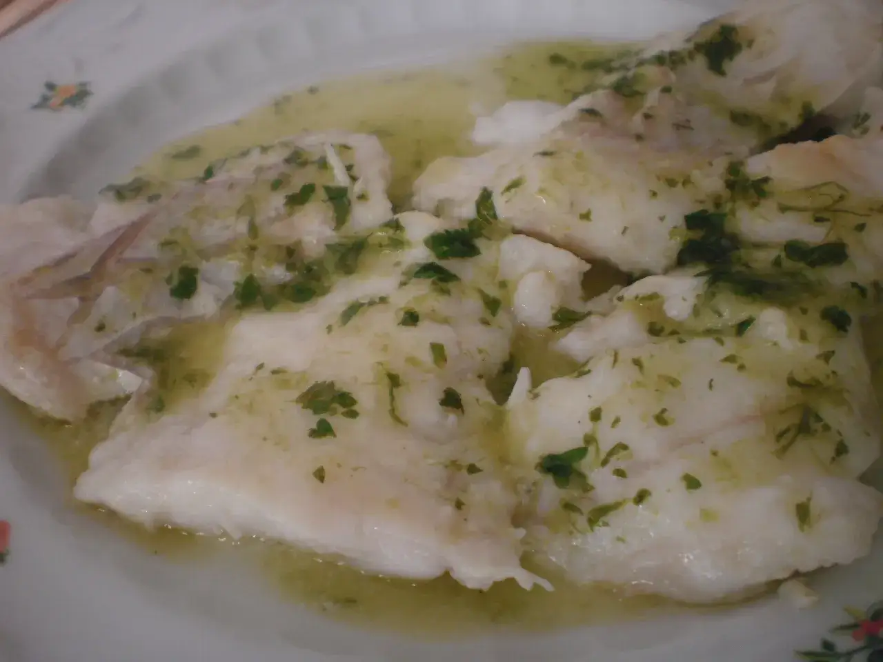 Delicioso mero a la plancha, jugoso y tierno, bañado en una salsa verde con perejil fresco. Un plato ligero y lleno de sabor.