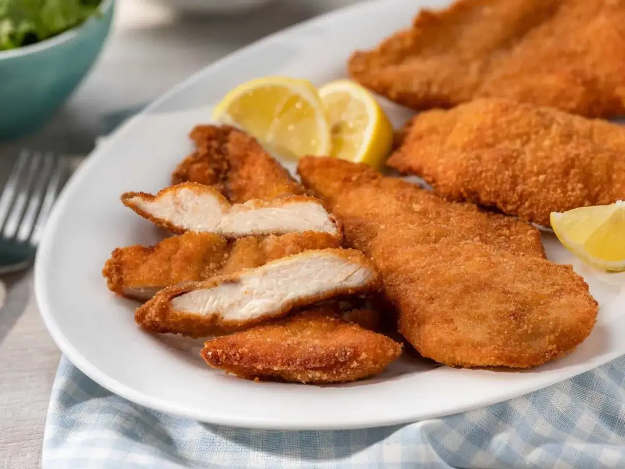 Krispig panerad kyckling i airfryer, perfekt tillagad och serverad med citronklyftor. Enkel och god middag.