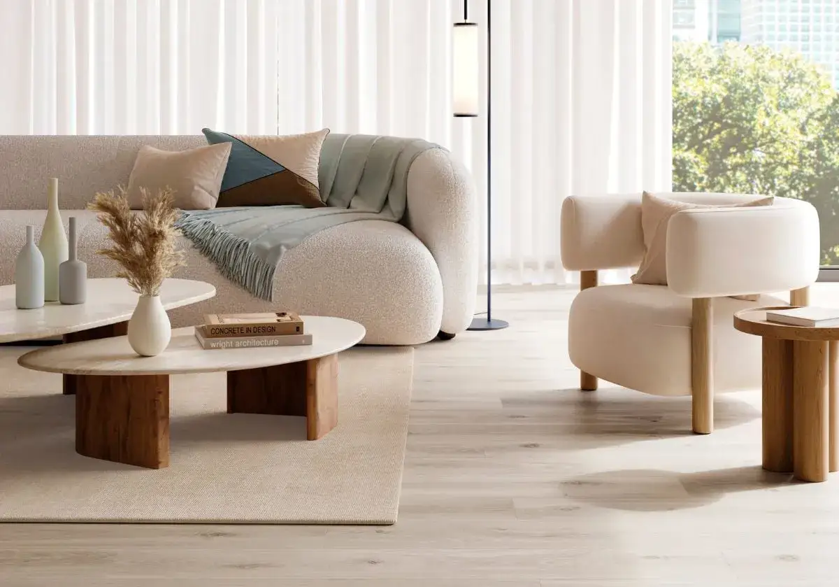 Ambiance douce pour ce deco salon beige et bois. Canapé texturé, fauteuil enveloppant, tables basses organiques et plaid bleu pastel invitent à la détente.