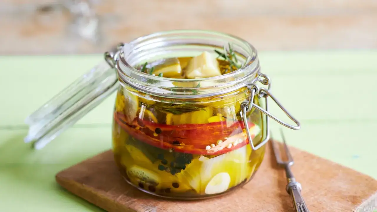 Glas mit eingelegtem Fenchel, Chili, Knoblauch und Kr&auml;utern in &Ouml;l. Perfekt zum Fenchel einlegen.