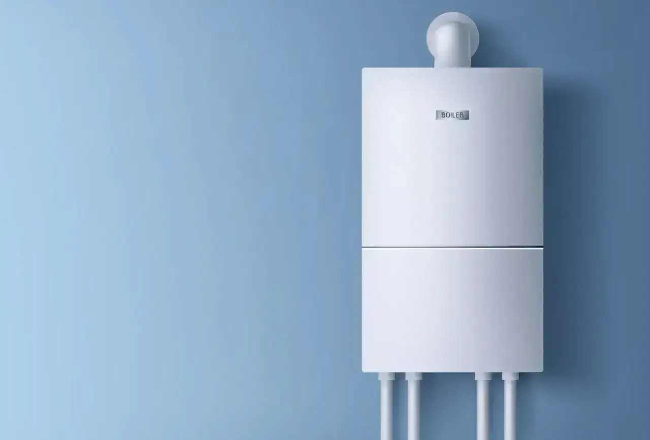 Bojler elektryczny 50l na niebieskiej ścianie. Zastanawiasz się, ile prądu zużywa bojler elektryczny 50l?