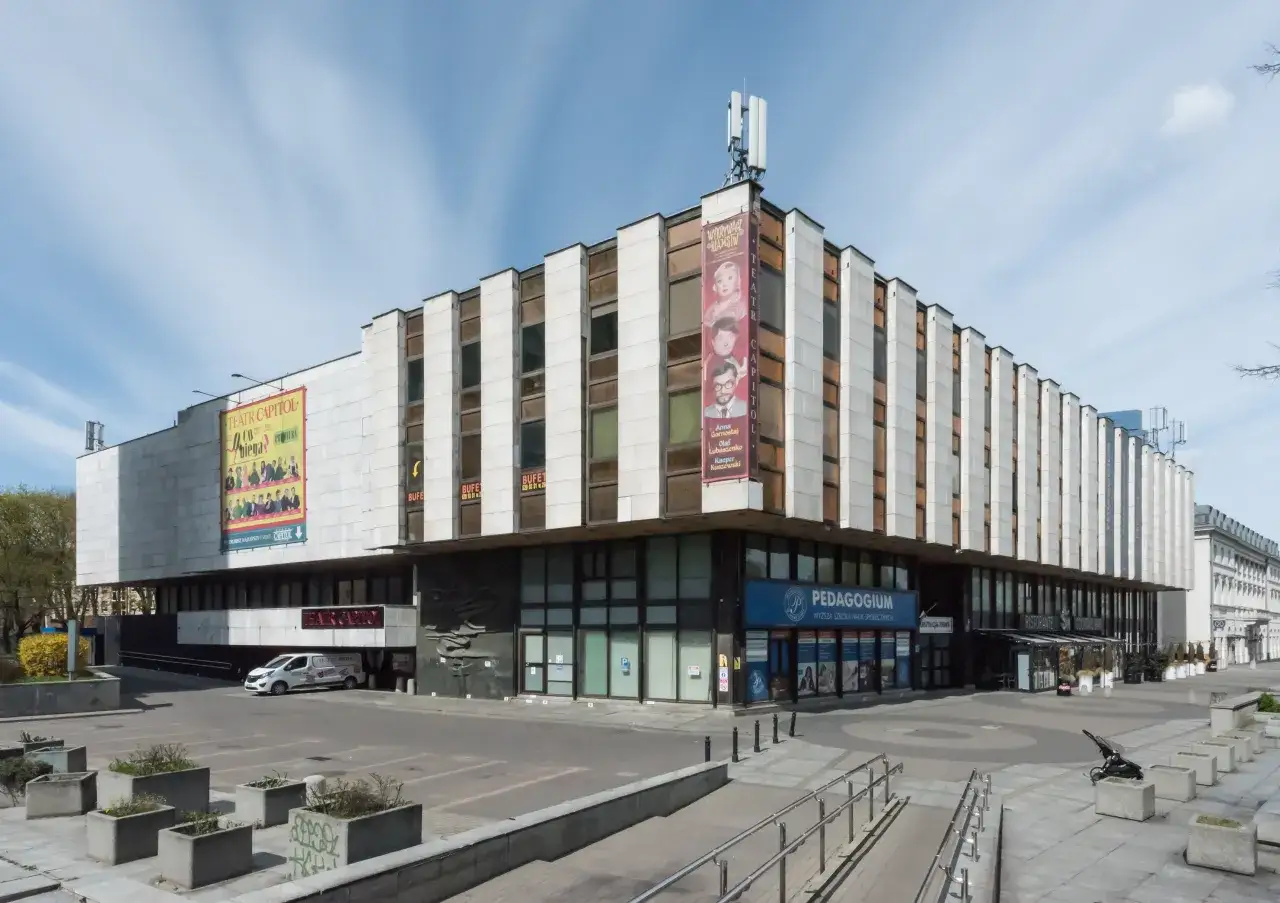 Teatr Capitol Warszawa zaprasza na spektakl, gdzie aktorzy zachwycają.