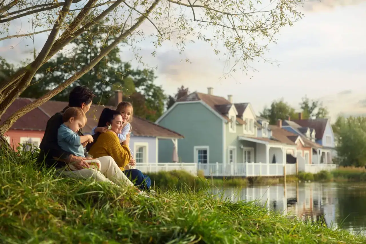 Famille profitant d'un moment paisible au bord de l'eau, dans ce qui semble être le meilleur Center Parcs de France.