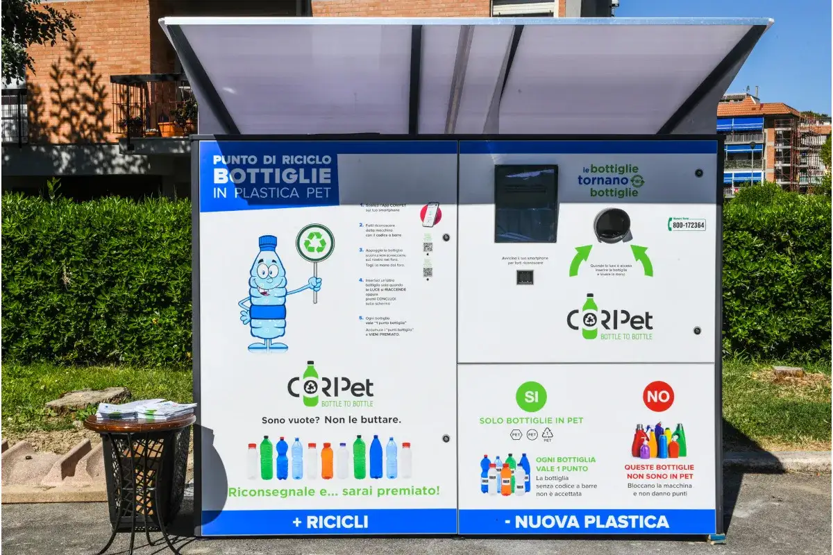 Punto di riciclo per il **riciclo bottiglie di plastica** PET. Le bottiglie vuote vengono trasformate in nuove bottiglie, premiando chi le riconsegna.
