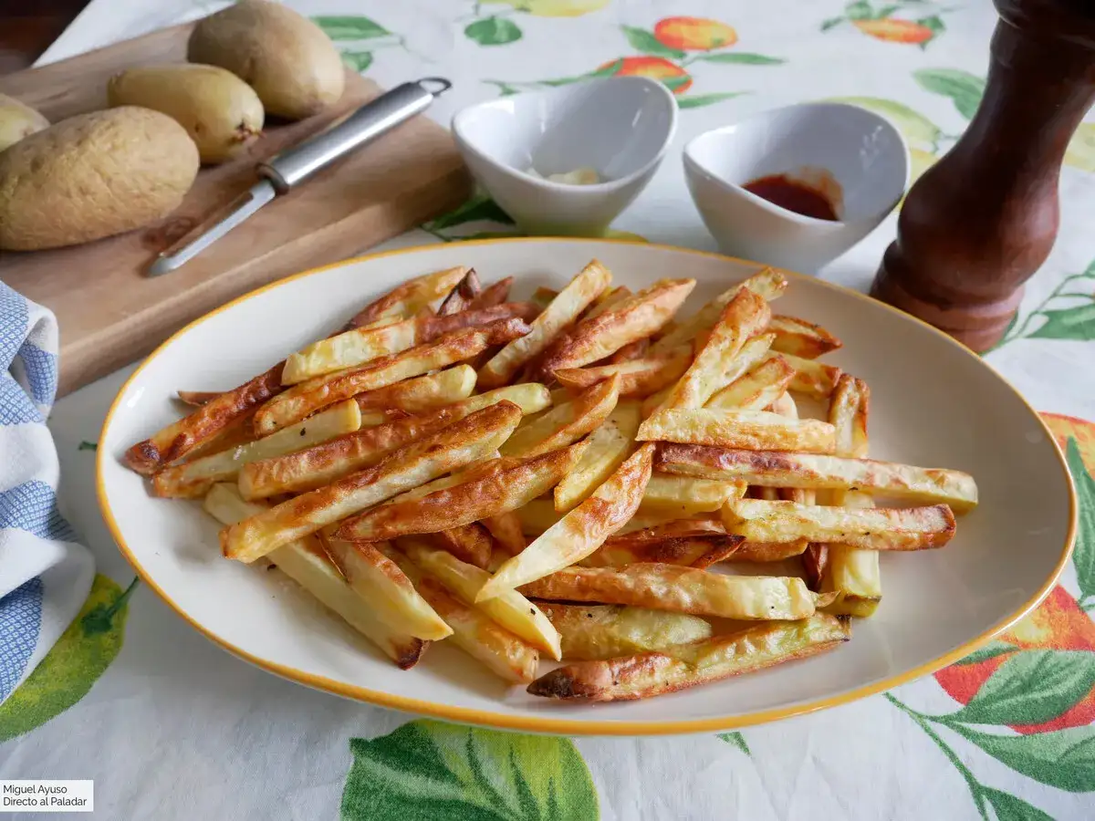 Patatas fritas doradas y crujientes, recién hechas en freidora de aire. Perfectas para acompañar cualquier comida.