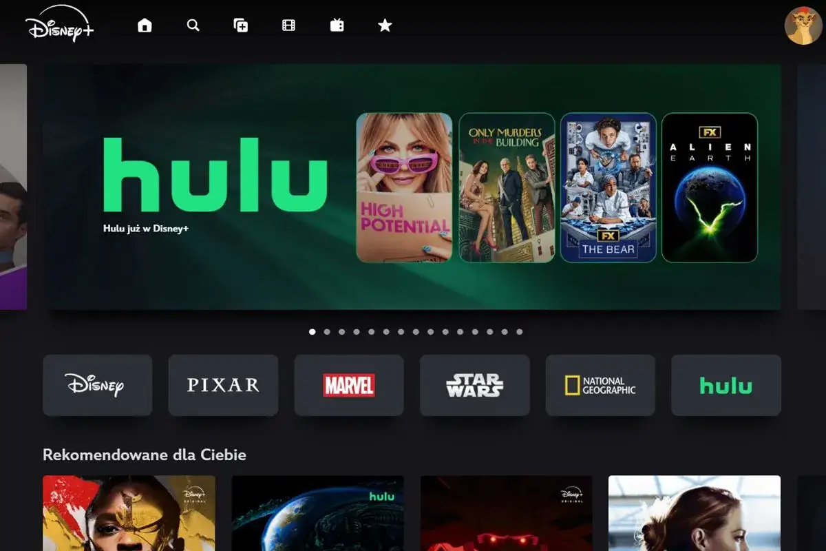 Ekran główny Disney+ z logo Hulu i zapowiedziami seriali. Dostępne są też kategorie Disney, Pixar, Marvel, Star Wars i National Geographic. Hulu Polska już w Disney+.